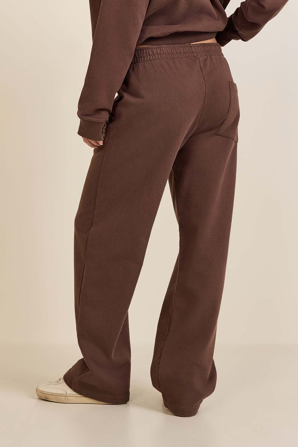 תמונת דוגמן אחורית של מכנסי ג'וגר