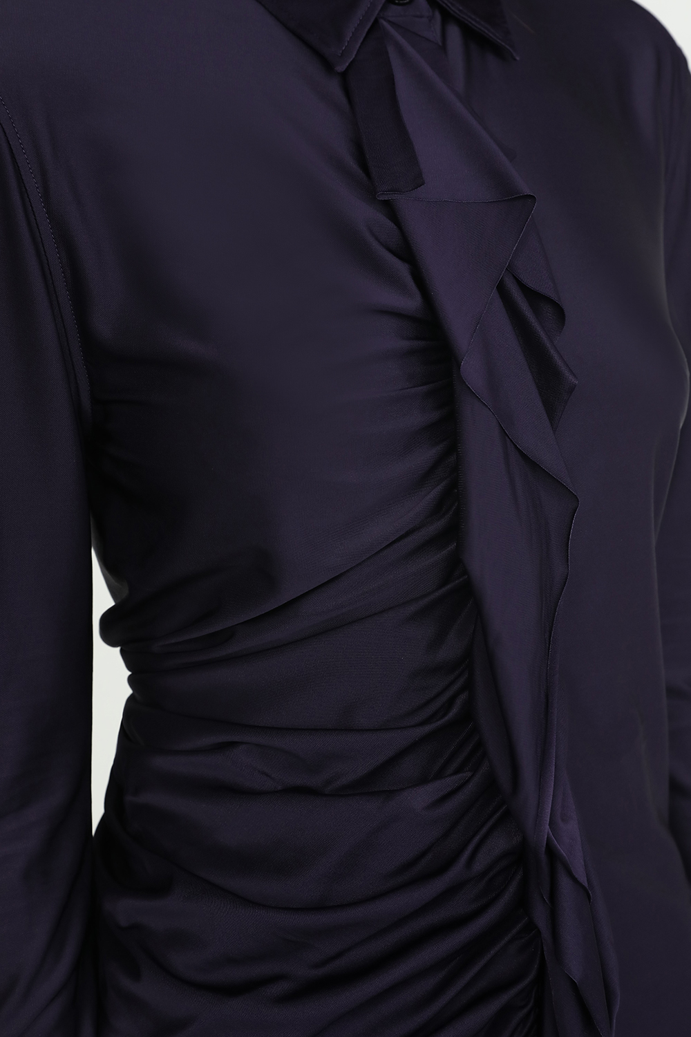 תמונת תקריב דוגמן של חולצה מכופתרת סאטן