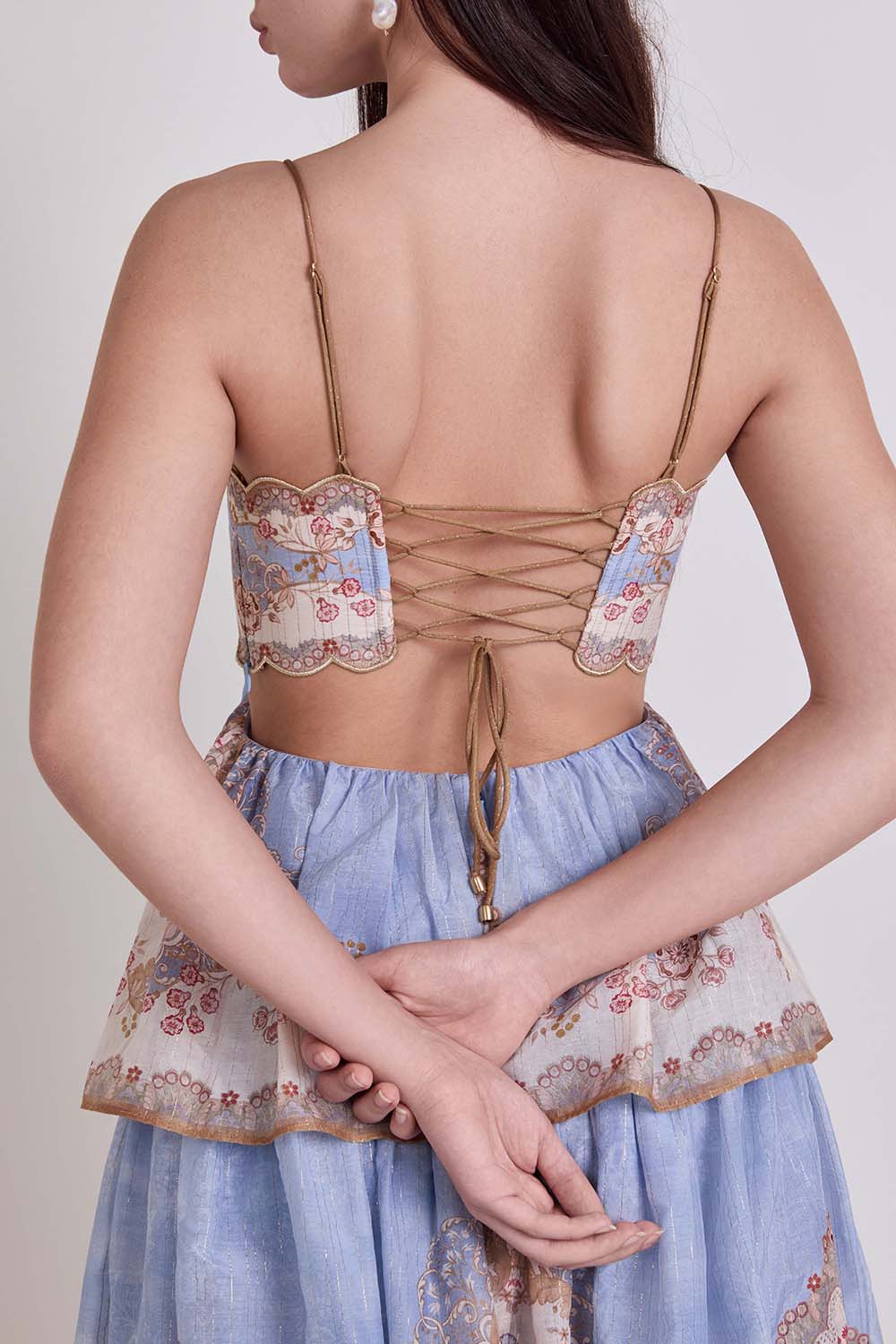 תמונת תקריב דוגמן של שמלת מקסי