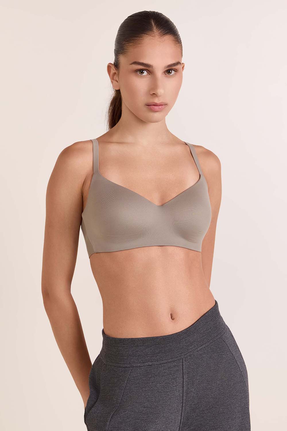 תמונת דוגמן קידמית של Nulu Adjustable Bra