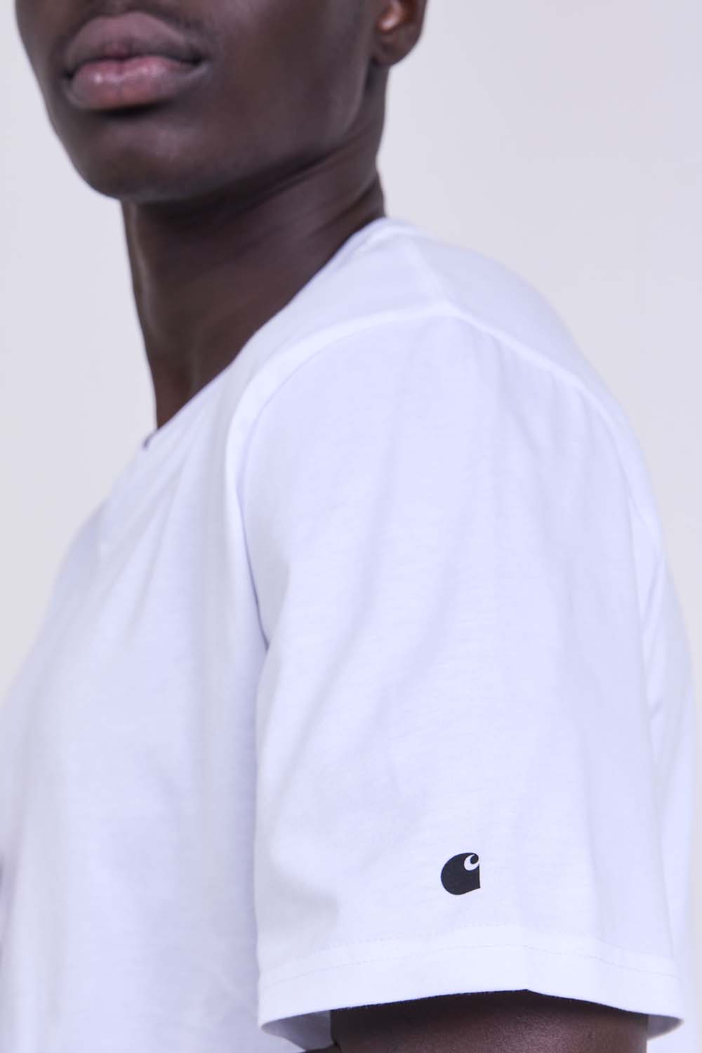 תמונת תקריב דוגמן של חולצת טי