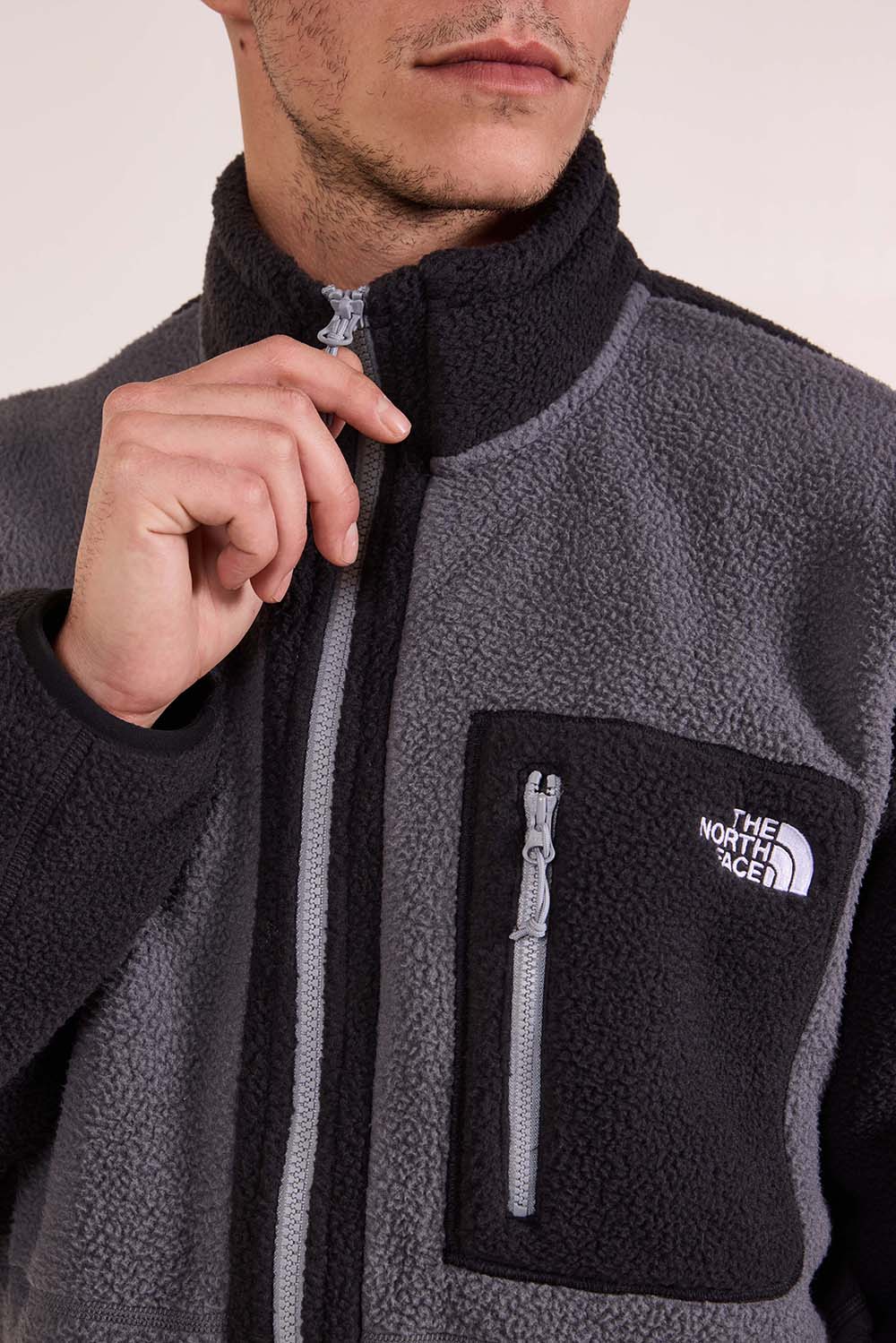 תמונת תקריב דוגמן של ז'קט פליז בגזרה רגילה