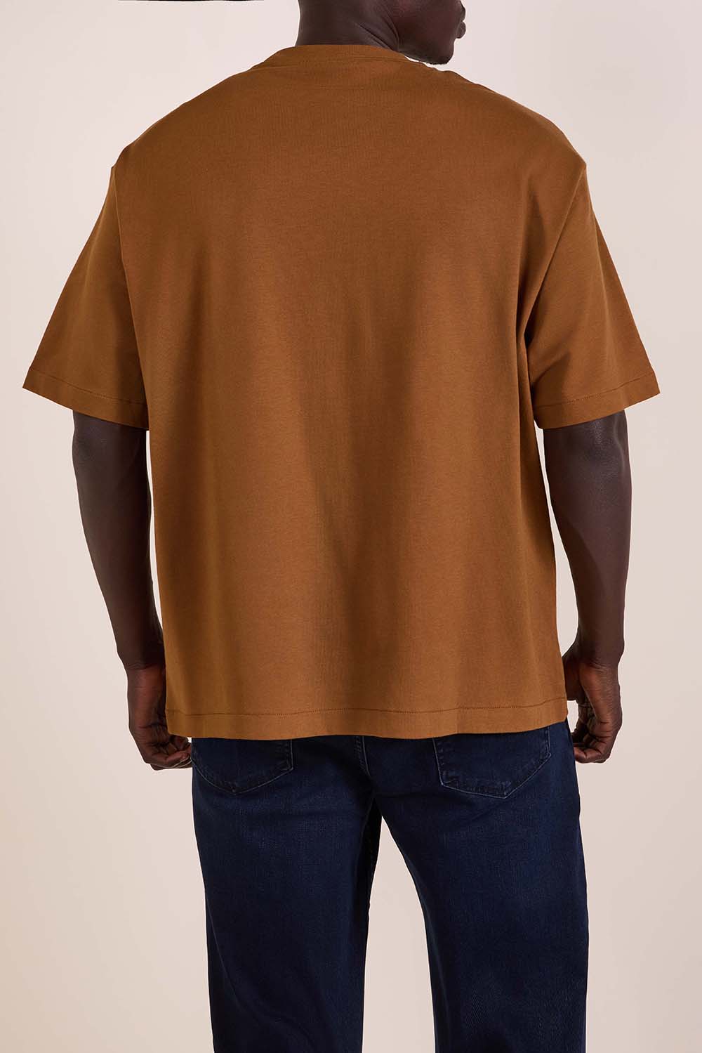 תמונת דוגמן אחורית של חולצת טי