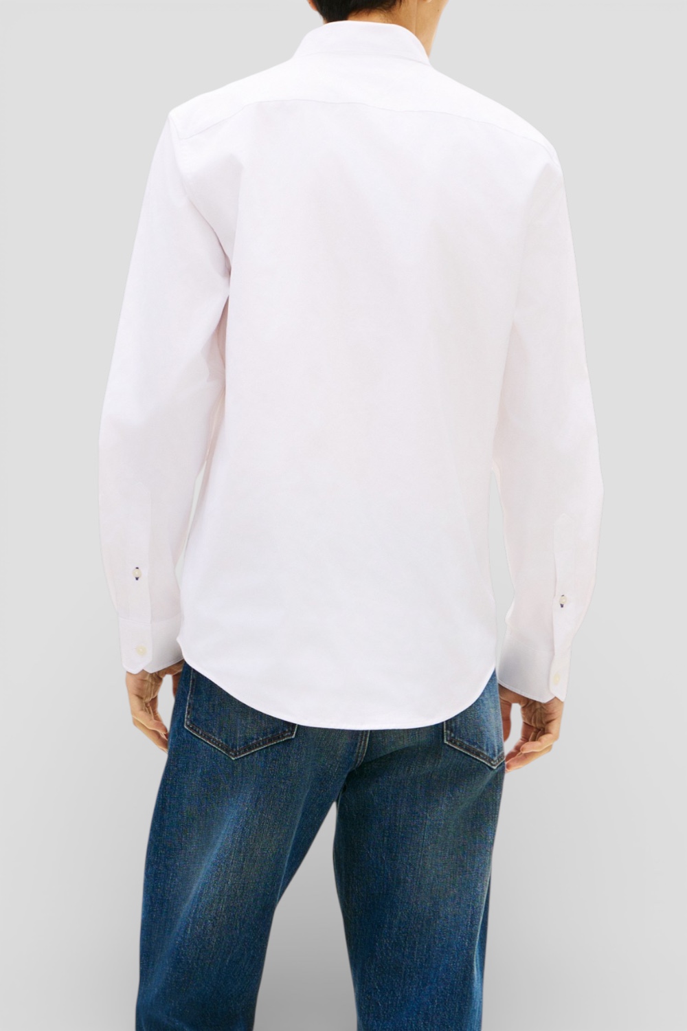 תמונת דוגמן אחורית של חולצה מכופתרת