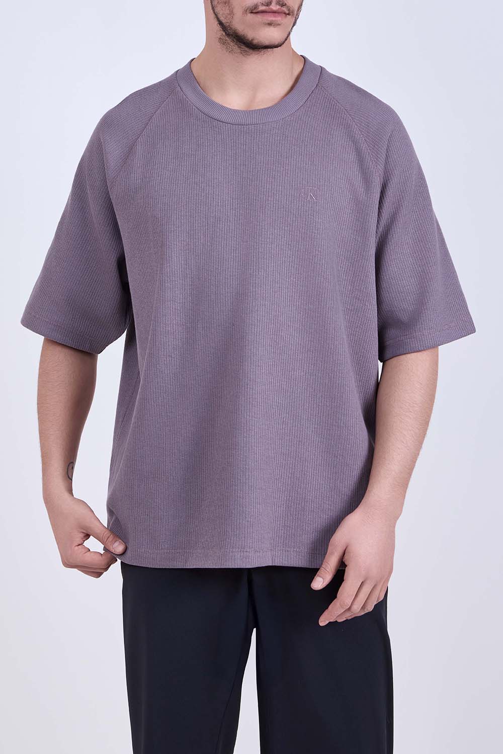 תמונת דוגמן קידמית של חולצת טי משוחררת