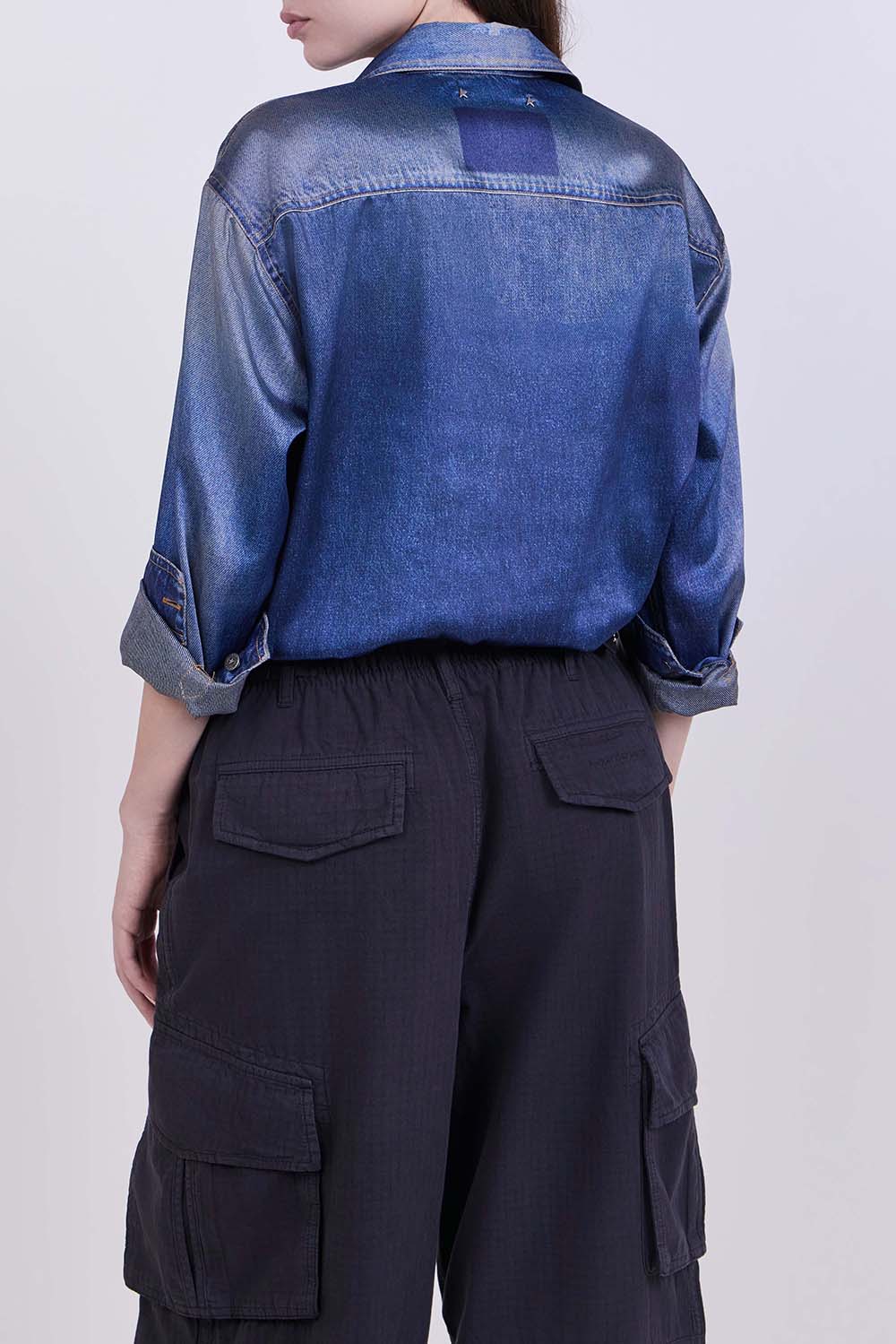 תמונת דוגמן אחורית של חולצה מכופתרת בהדפס ג'ינס