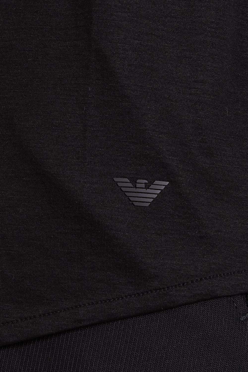 תמונת תקריב דוגמן של חולצת פולו