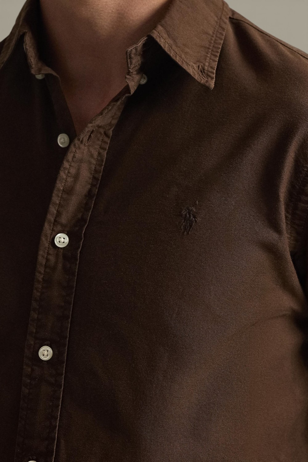 תמונת תקריב דוגמן של חולצה מכופתרת ארוכה