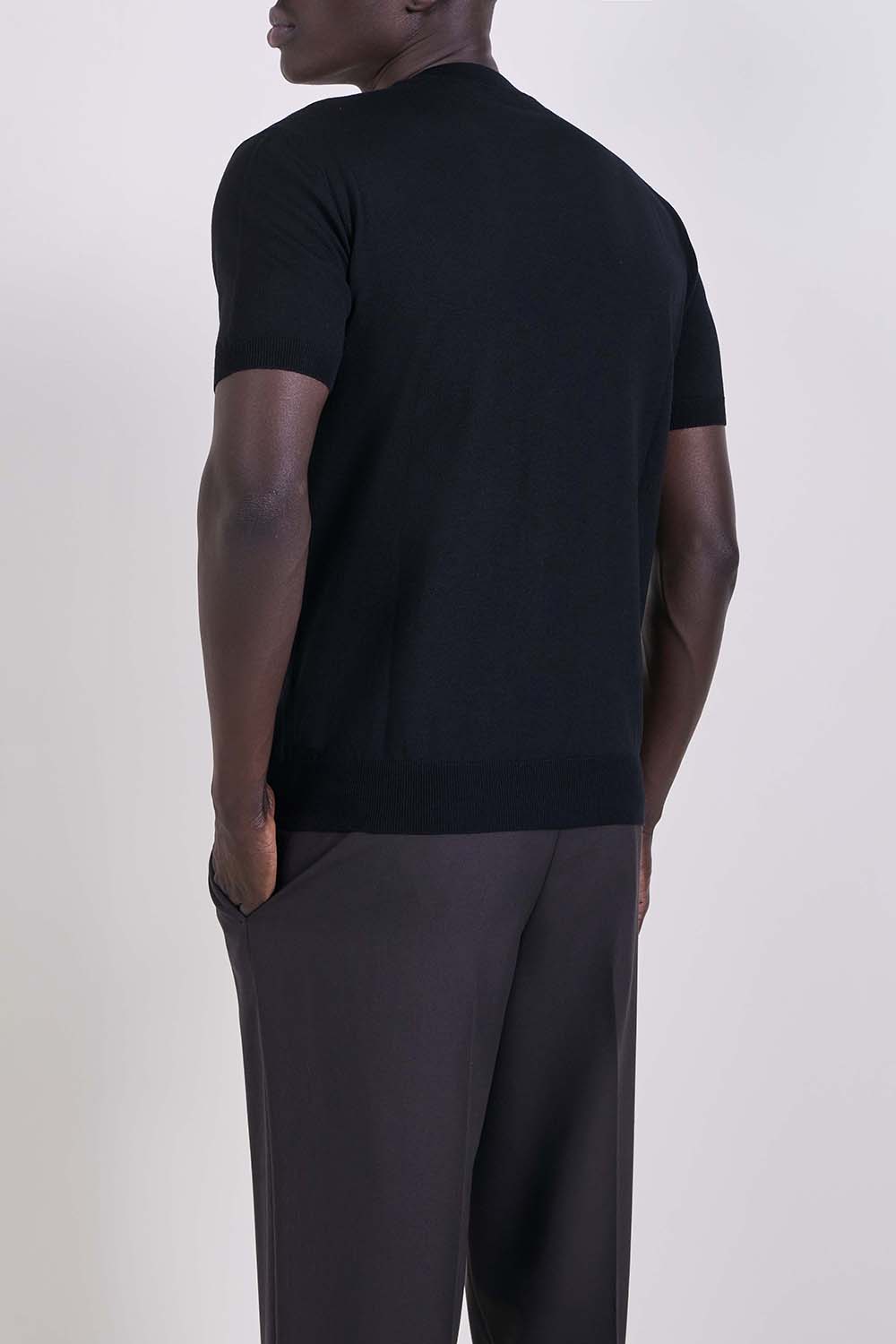 תמונת דוגמן אחורית של חולצת טי בגזרת סלים