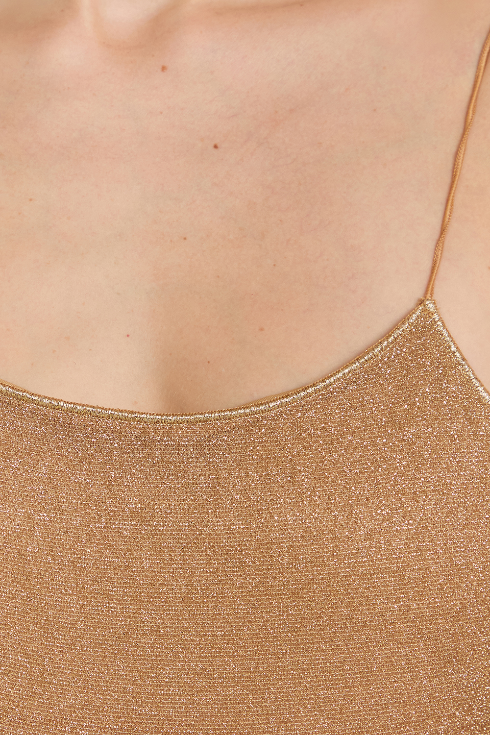 תמונת תקריב דוגמן של בגד ים שלם