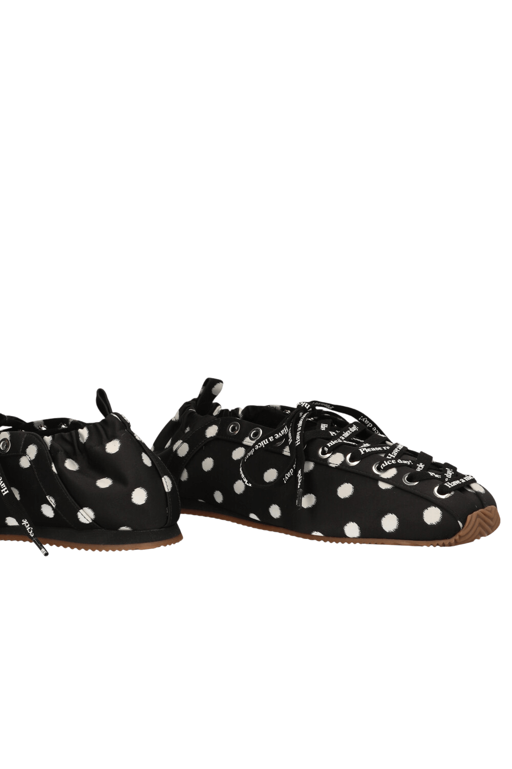 תמונת תקריב של נעלי בובה