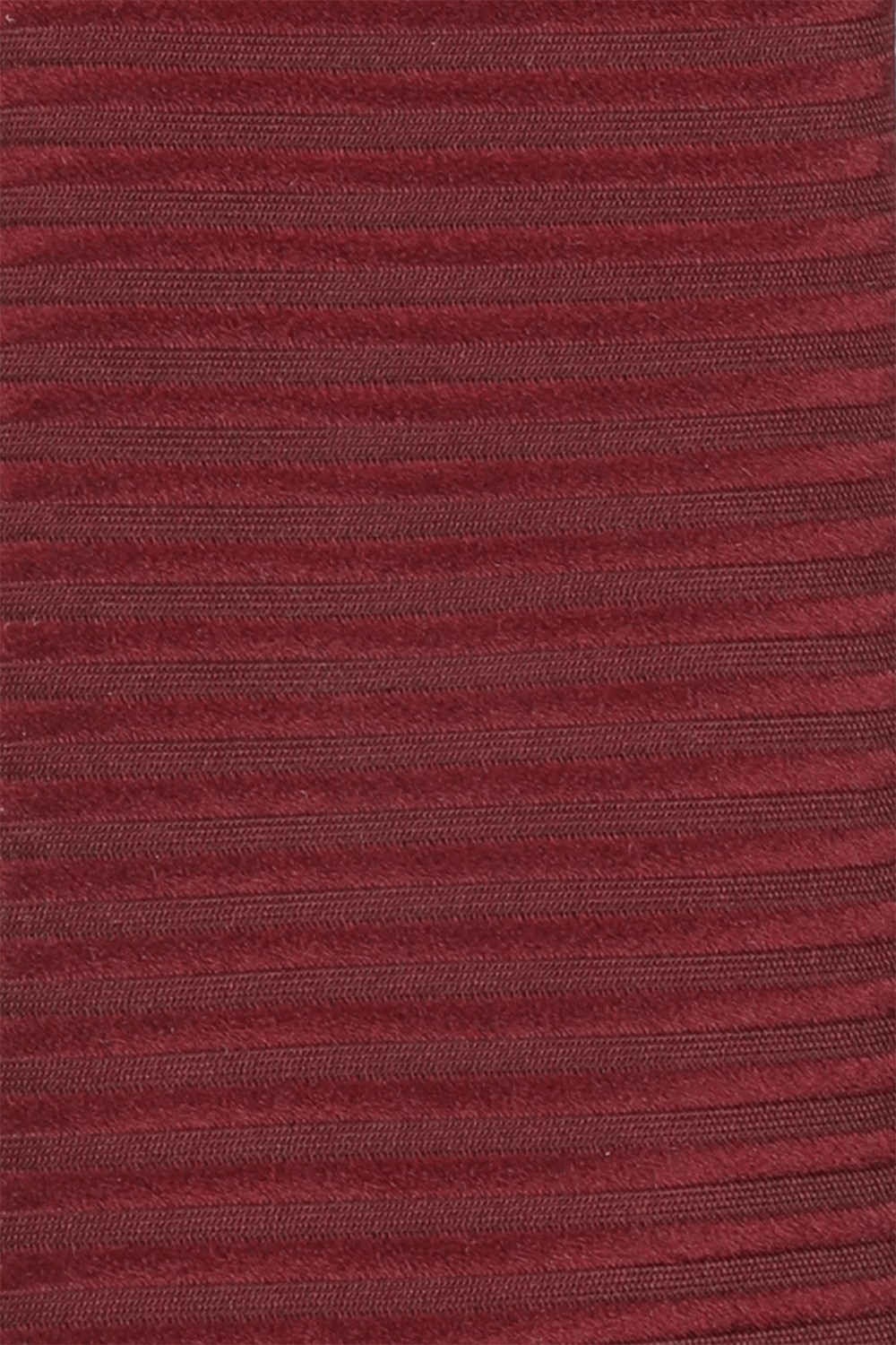 תמונת תקריב של Red Silk Tie