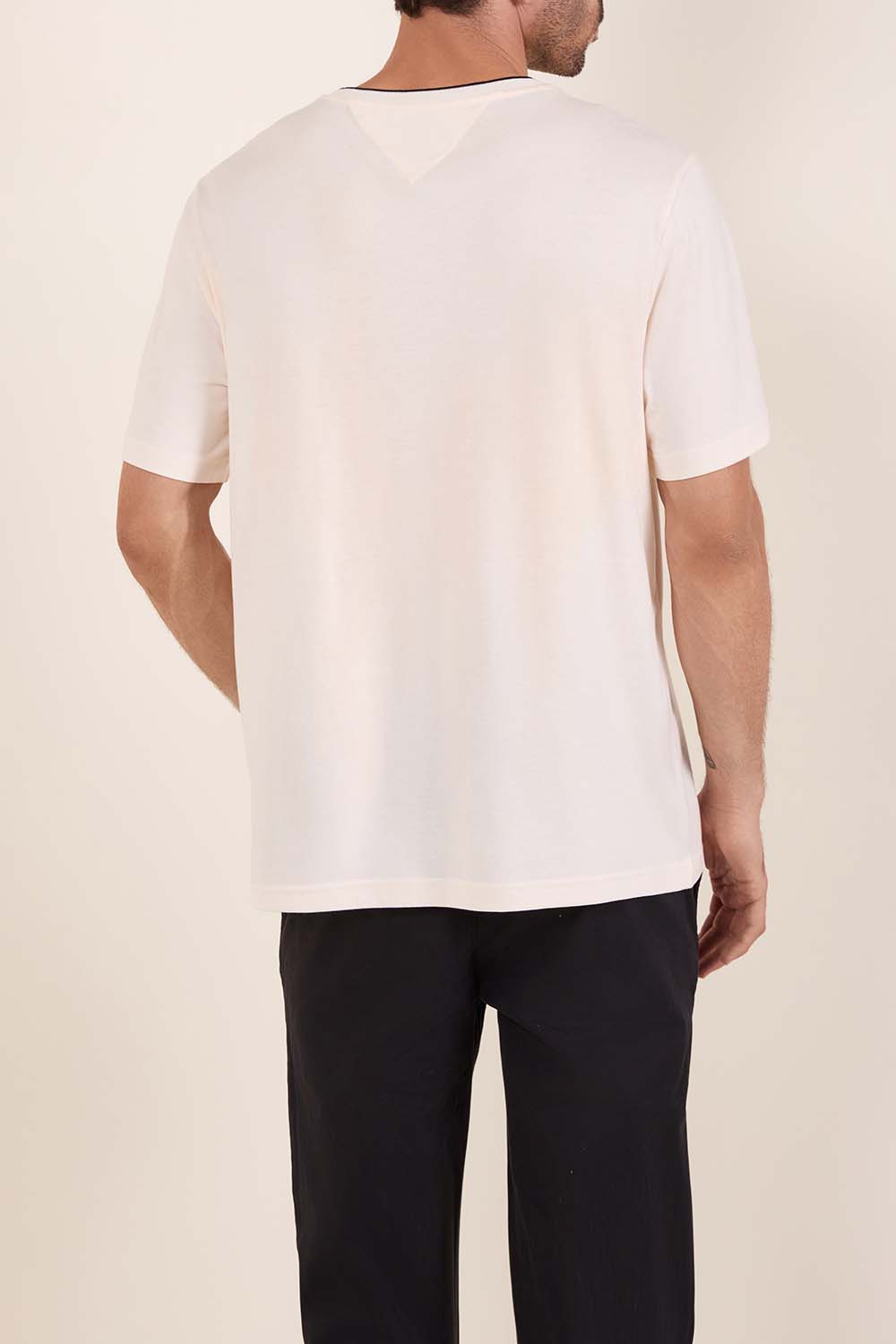 תמונת דוגמן אחורית של חולצת טי