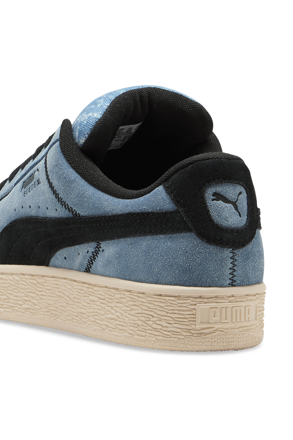 תמונת תקריב של נעלי סניקרס סוויד XL