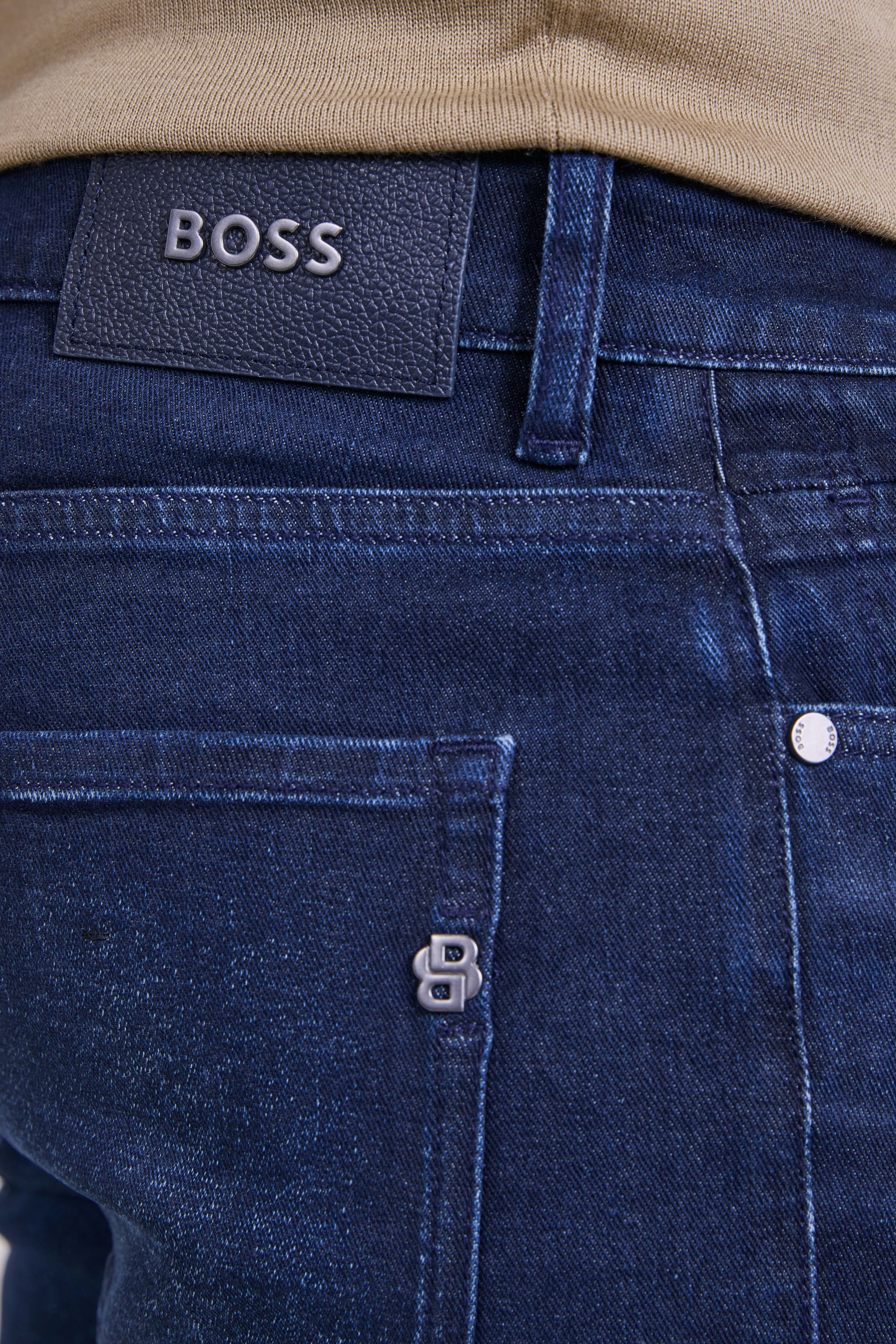 תמונת תקריב דוגמן של מכנסי ג'ינס בגזרת סלים