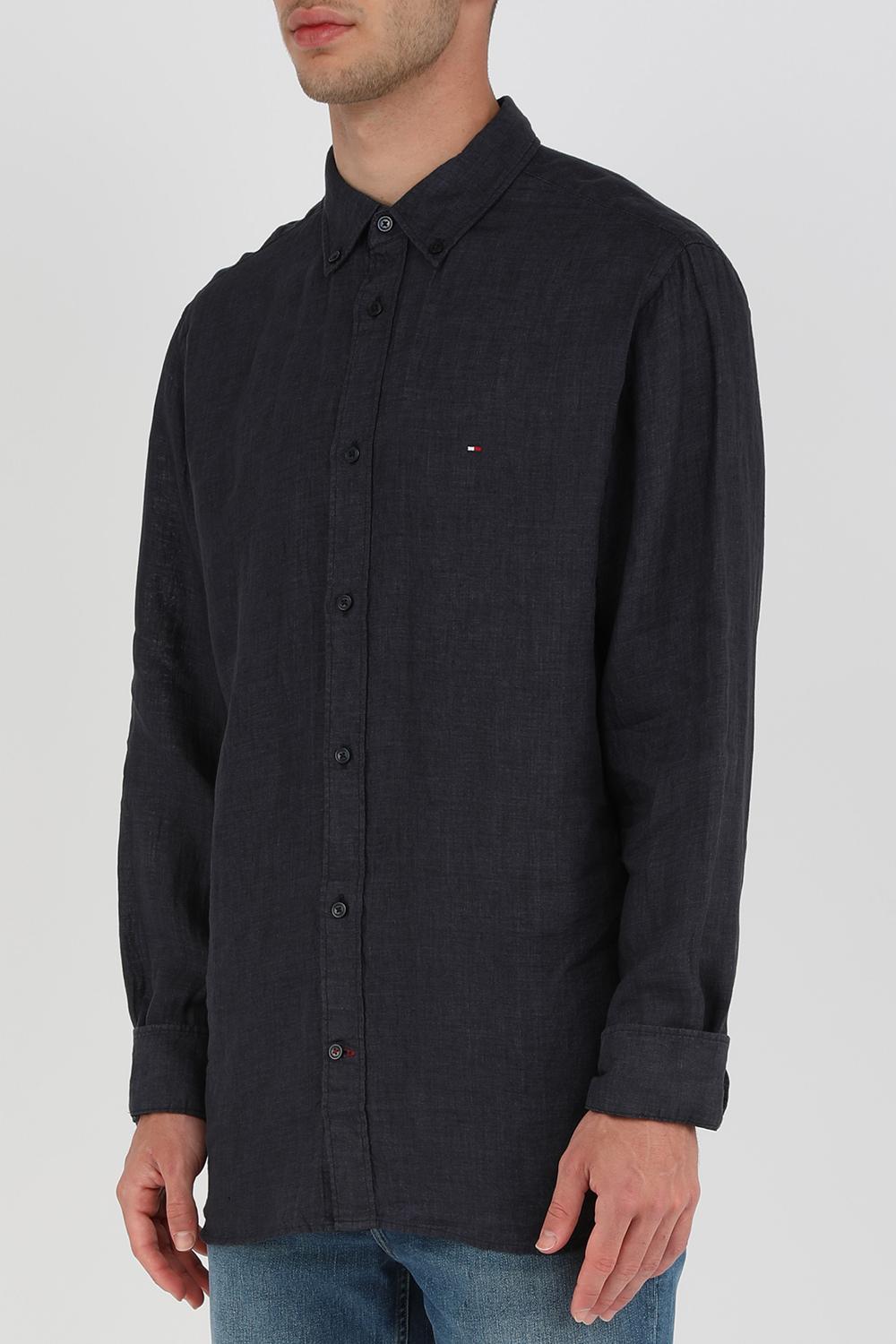 תמונת דוגמן קידמית של חולצה מכופתרת כחולה מפשתן