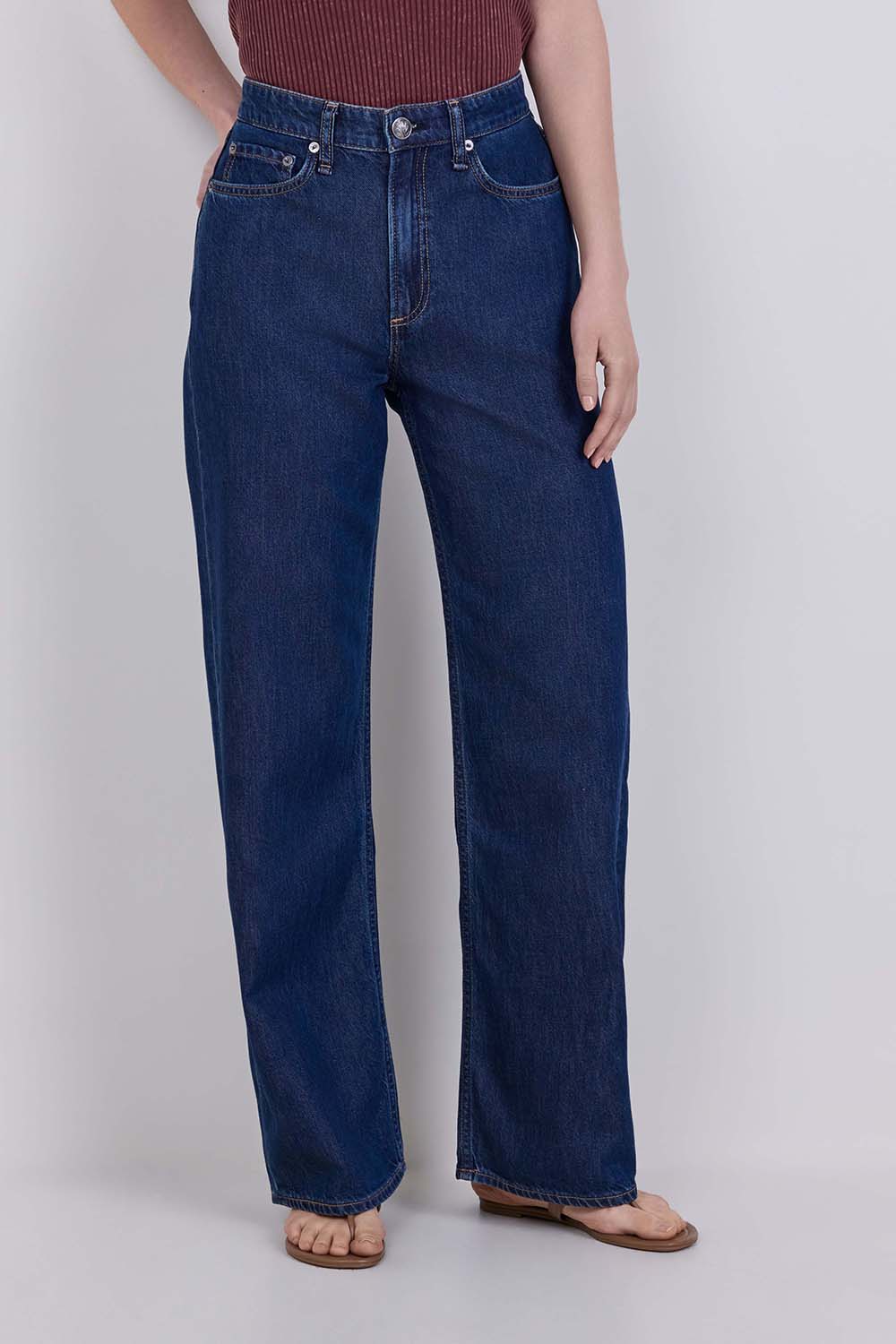 תמונת דוגמן קידמית של מכנסי ג'ינס לוגן בגזרה רחבה