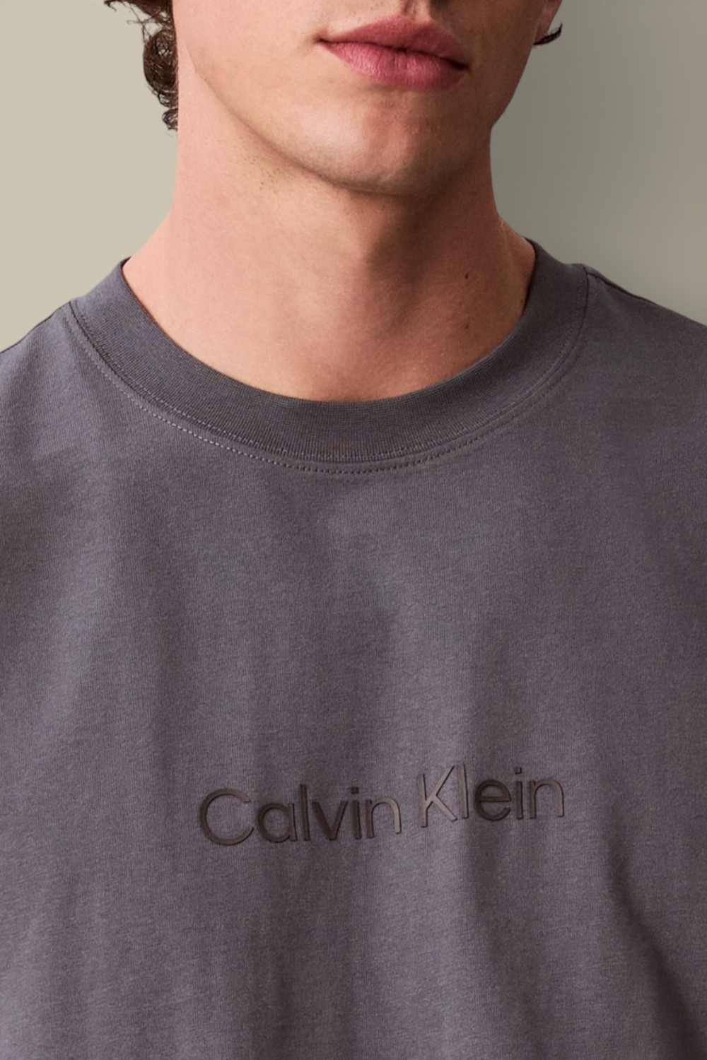 תמונת תקריב דוגמן של חולצת טי