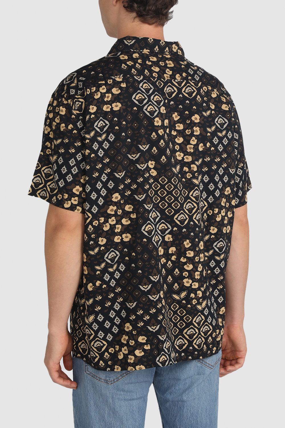 תמונת דוגמן אחורית של חולצה מכופתרת קצרה