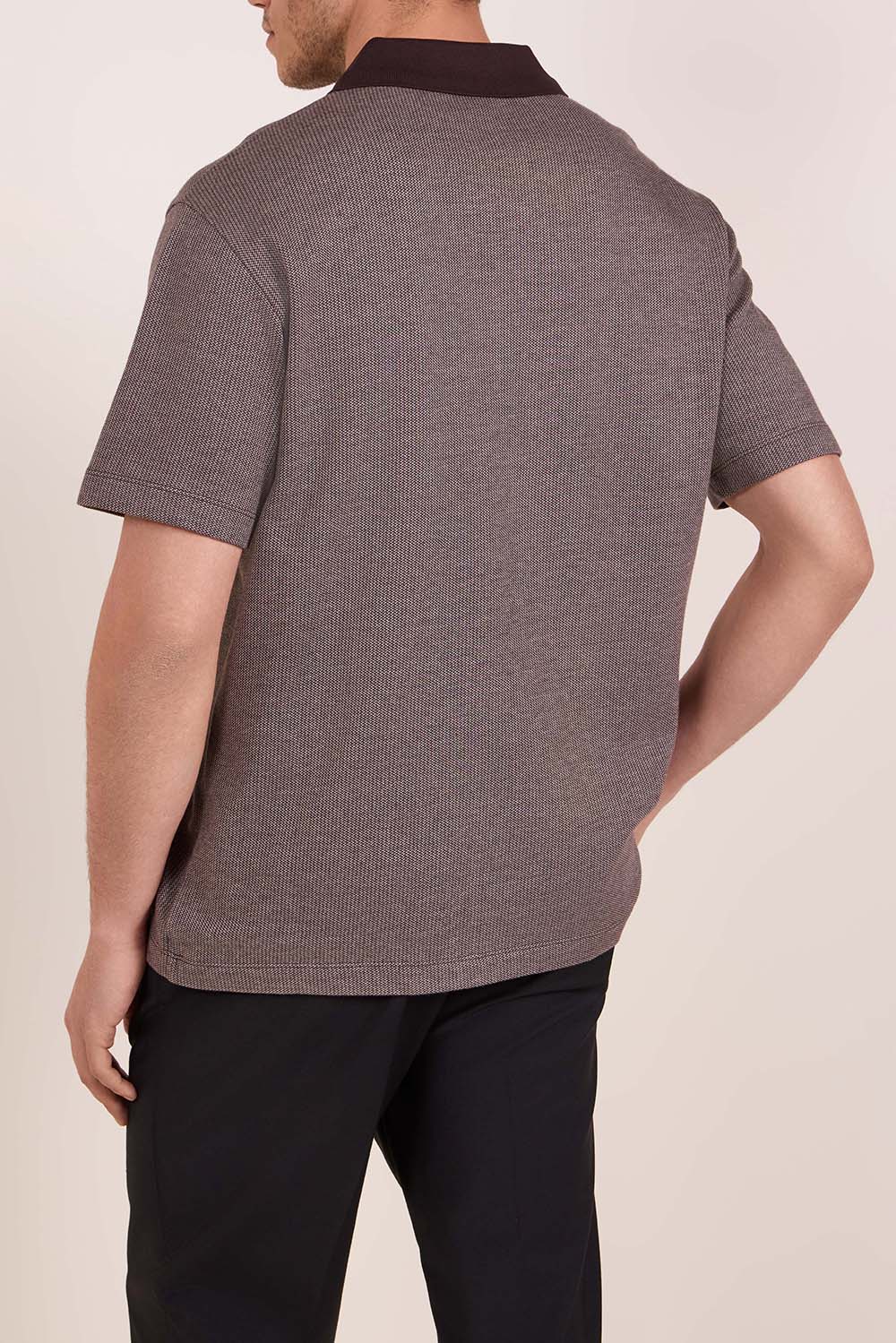 תמונת דוגמן אחורית של חולצת פולו