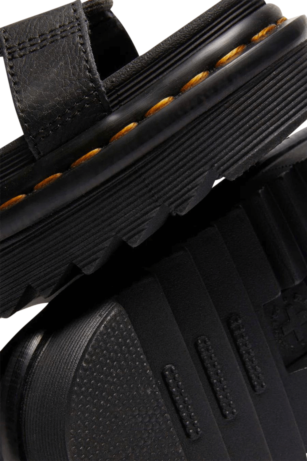 תמונת פנים של סנדלים