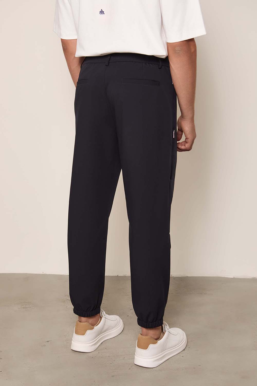 תמונת דוגמן אחורית של מכנסיים ארוכים