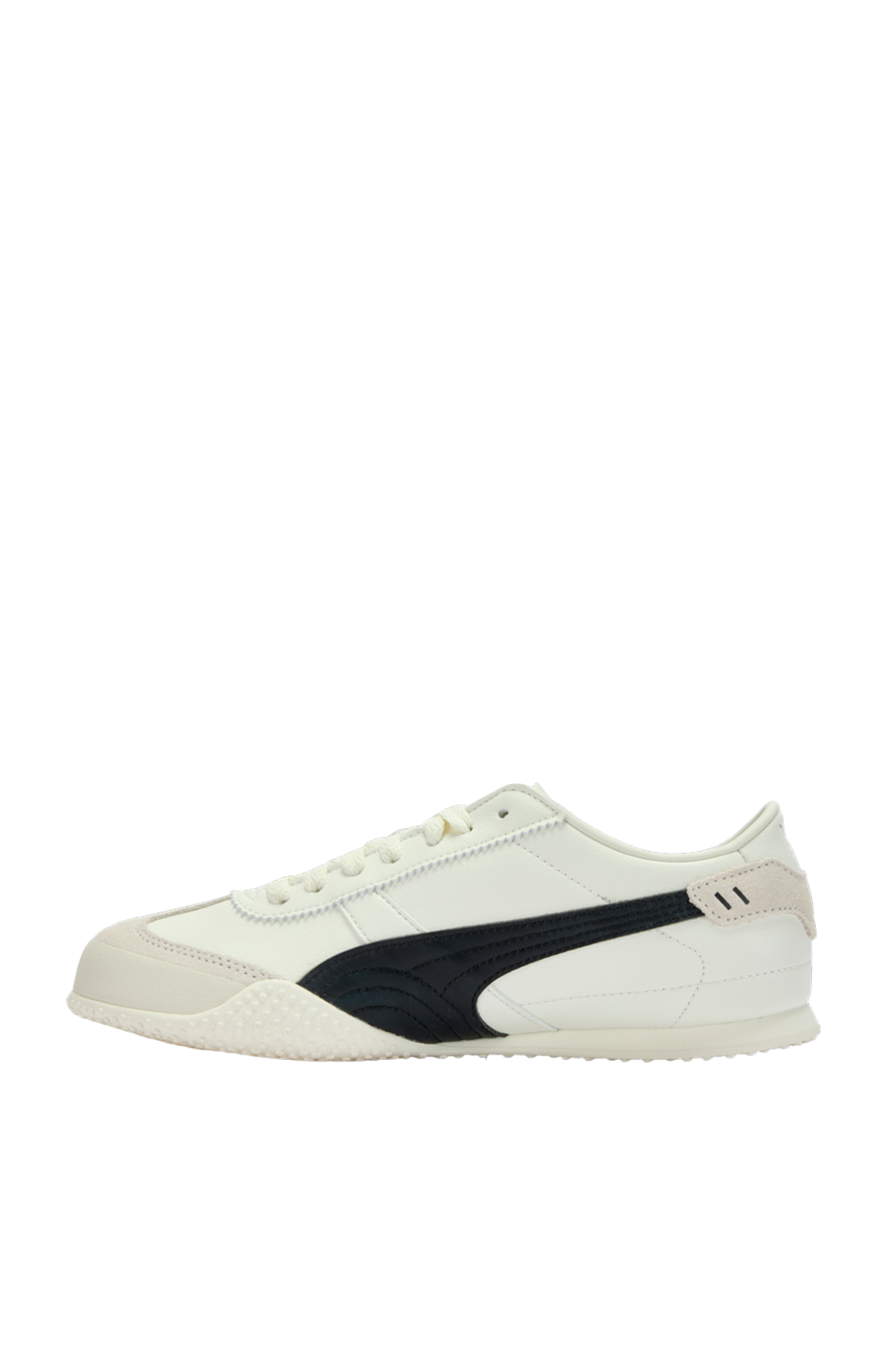 תמונה אחורית של נעלי סניקרס בלה