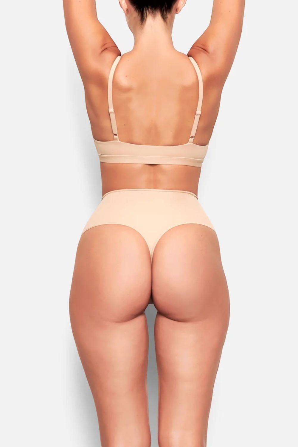 תמונת דוגמן אחורית של HIGH-WAISTED THONG