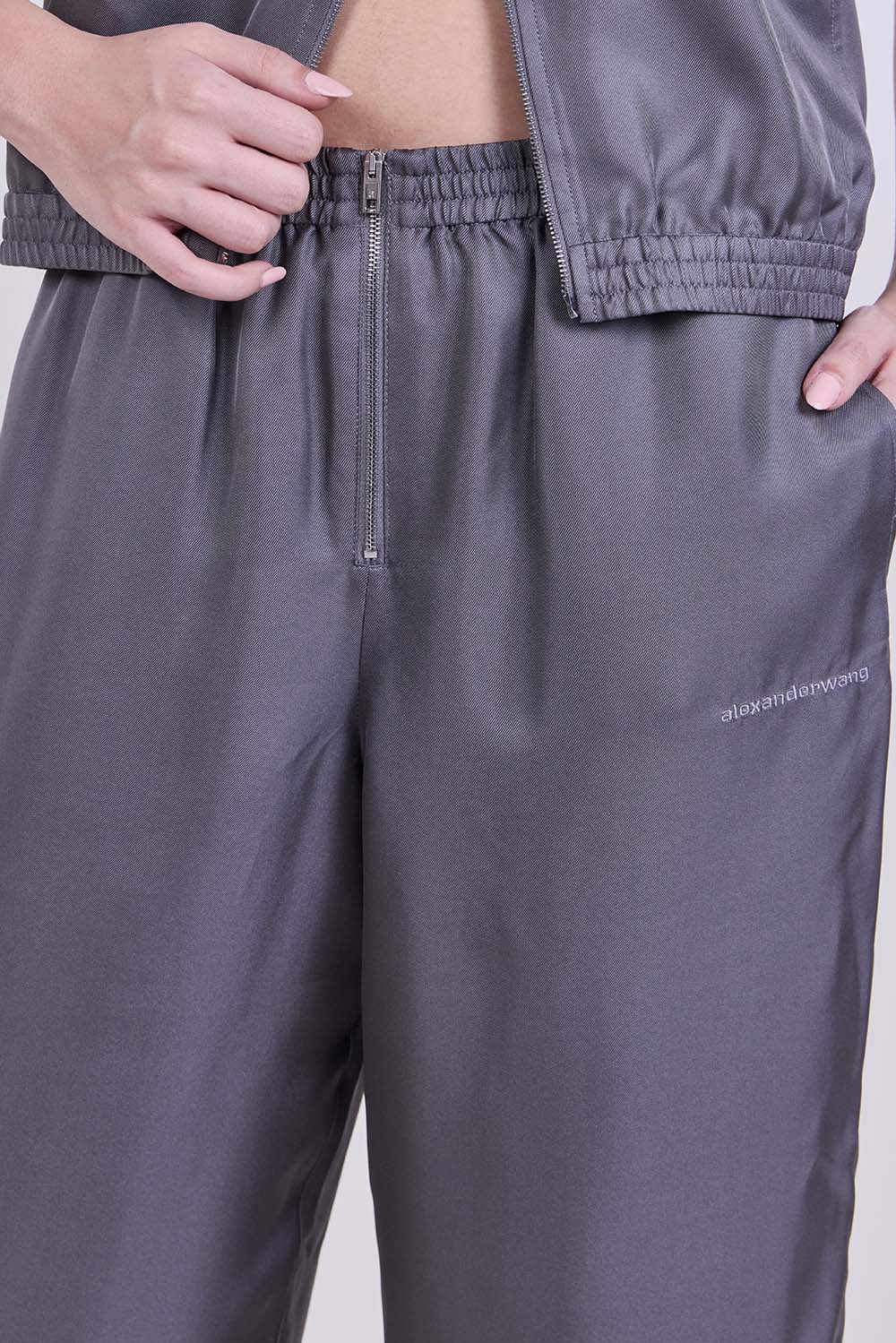 תמונת תקריב דוגמן של מכנסי טראק משי