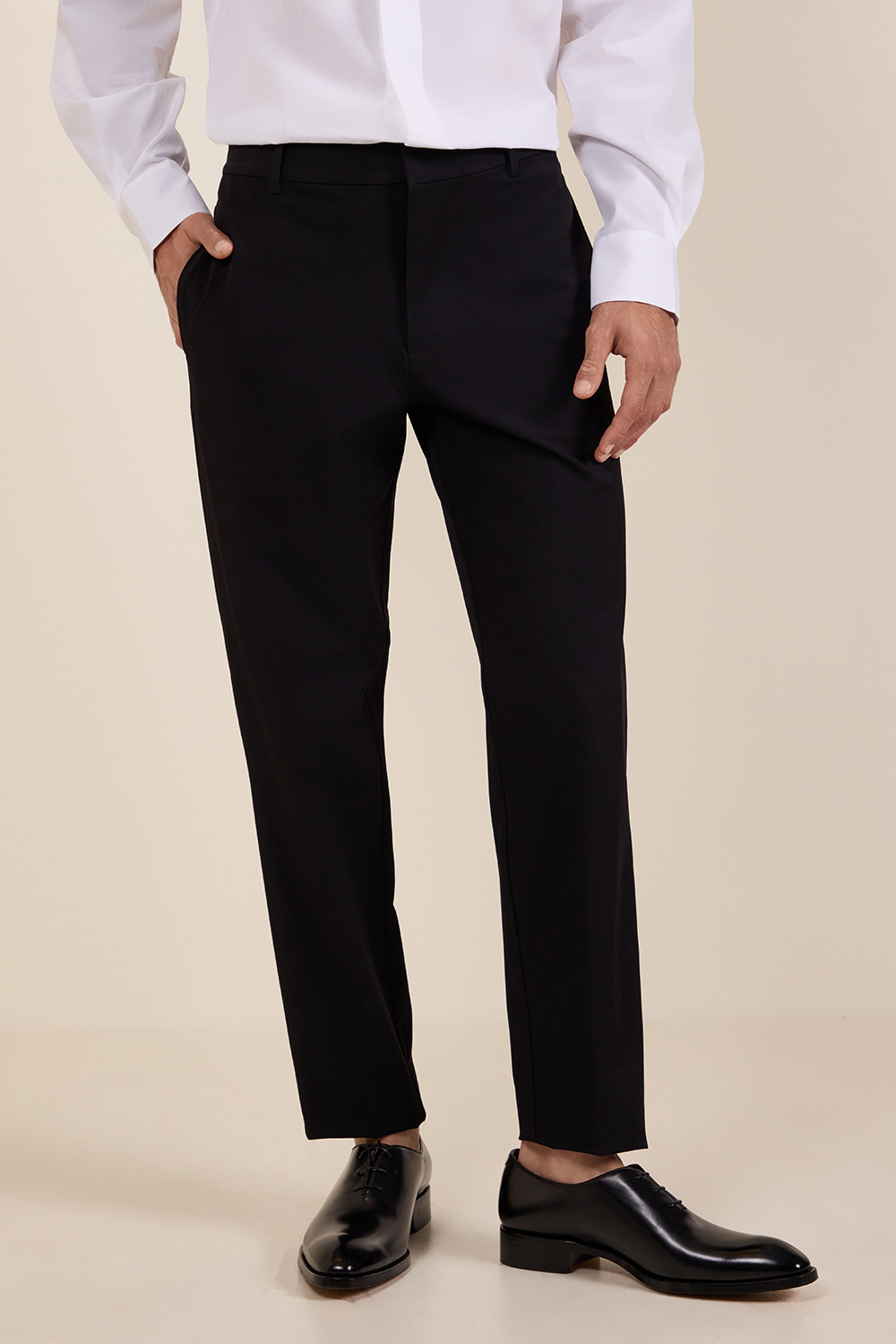 תמונת דוגמן קידמית של מכנסיים מחוייטים