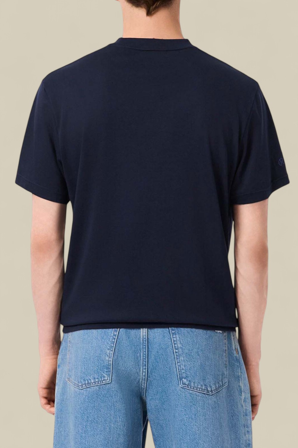 תמונת דוגמן אחורית של חולצת טי