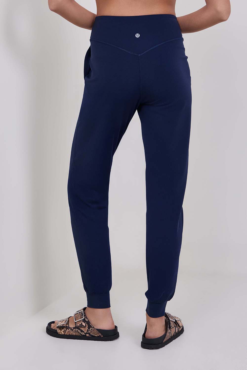 תמונת דוגמן אחורית של lululemon Align&trade; High-Rise Jogger Regular