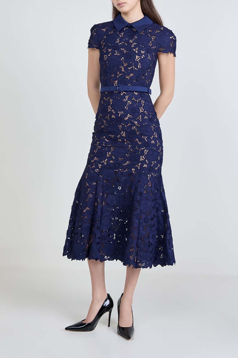 תמונת דוגמן קידמית של שמלת מידי תחרה