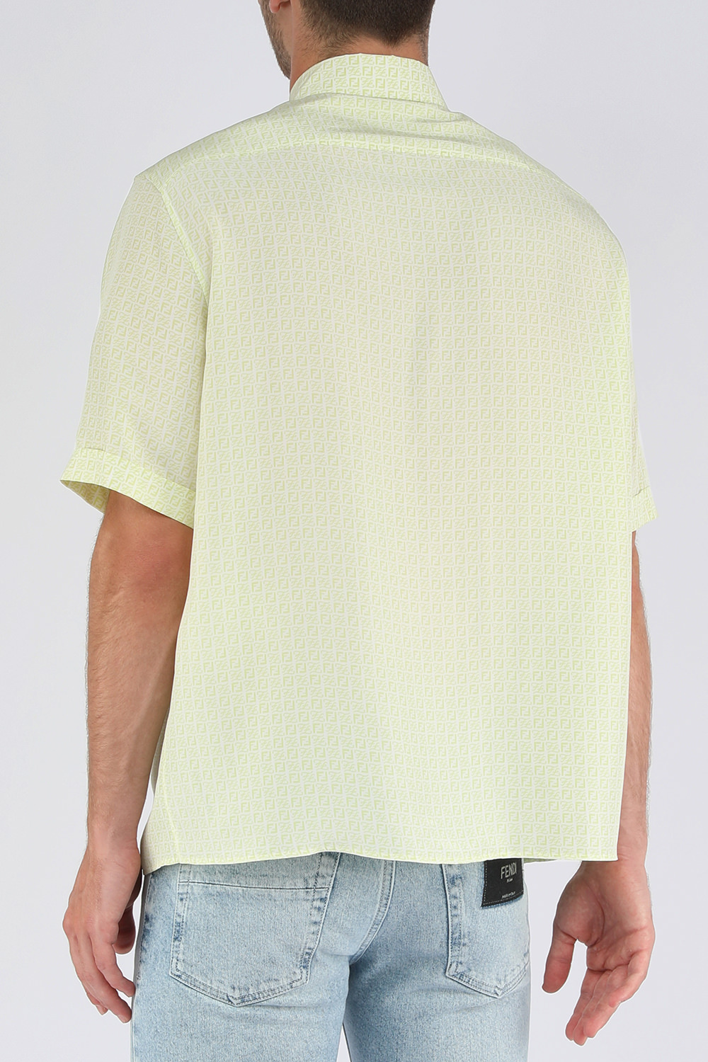 תמונת דוגמן אחורית של חולצה מכופתרת קצרה צהובה עם פרינט קארליגרפי