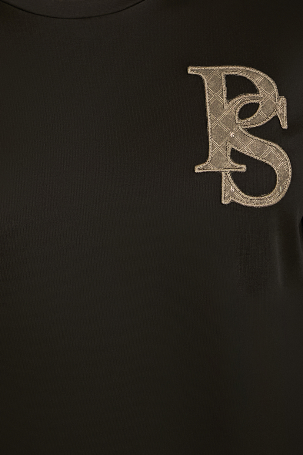 תמונת תקריב דוגמן של חולצת טי ארוכה