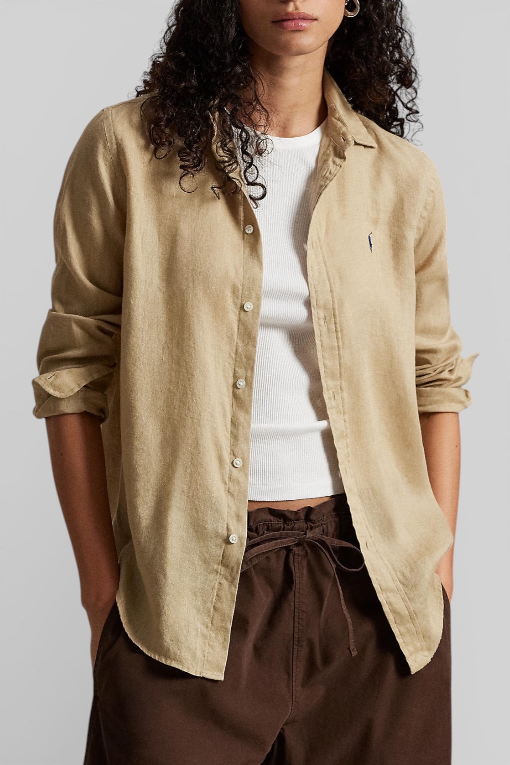 תמונת דוגמן קידמית של חולצה מכופתרת