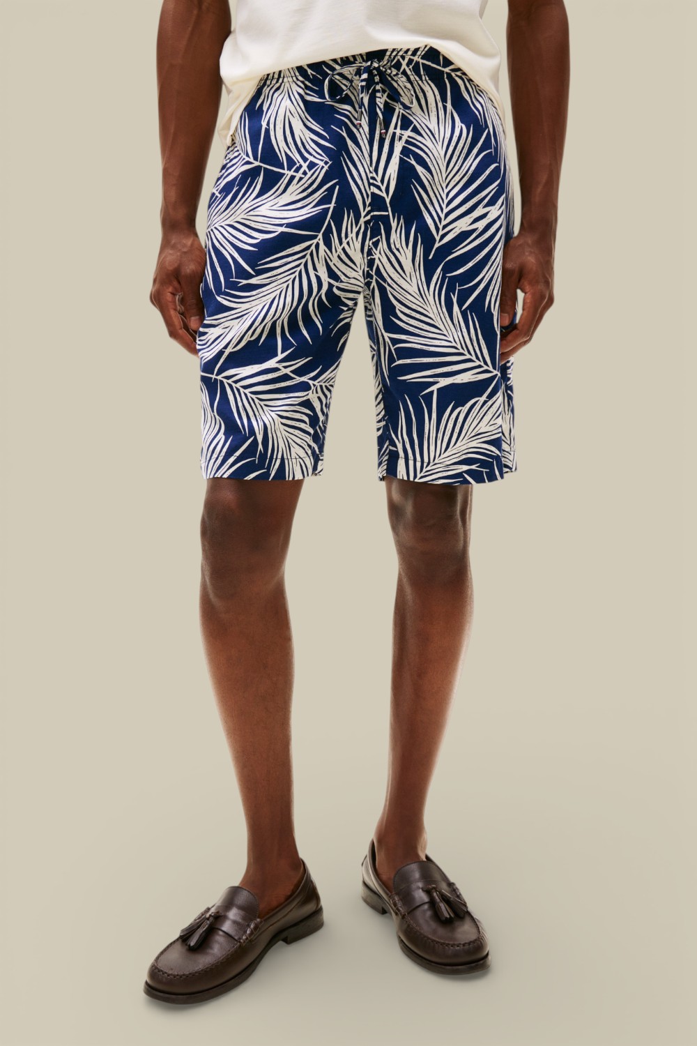 תמונת דוגמן קידמית של מכנסיים קצרים