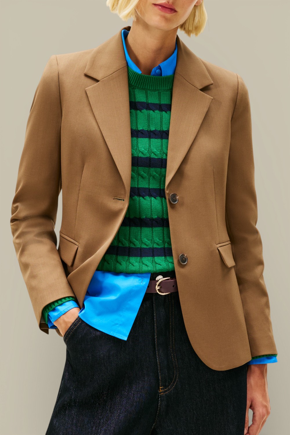 תמונת דוגמן קידמית של בלייזר מחויט