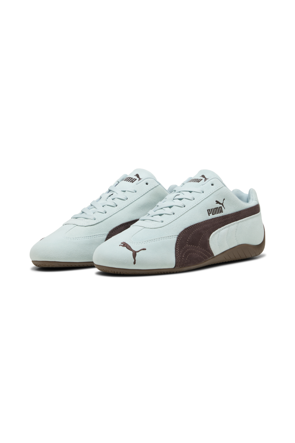 תמונת תקריב של נעלי סניקרס