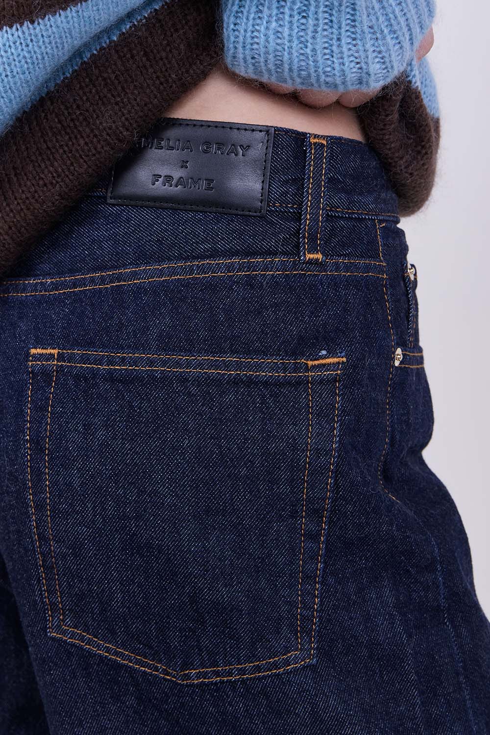 תמונת תקריב דוגמן של מכנסי ג'ינס אמיליה גריי X פריים