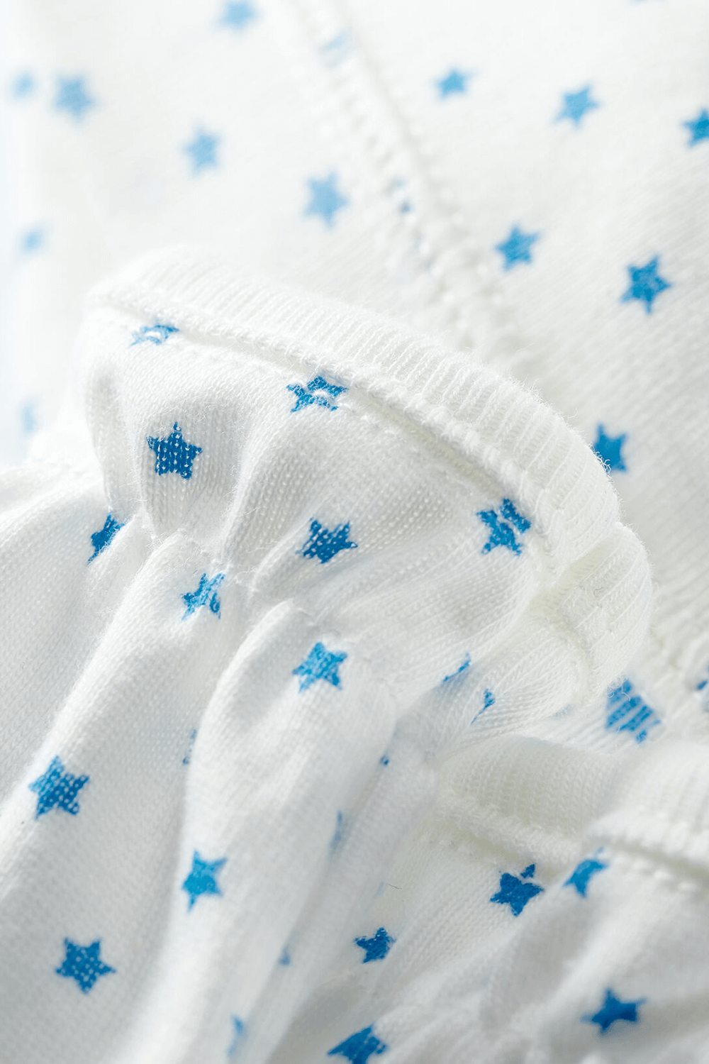 תמונה אחורית של סט כובע וכפפות עם הדפס כוכב