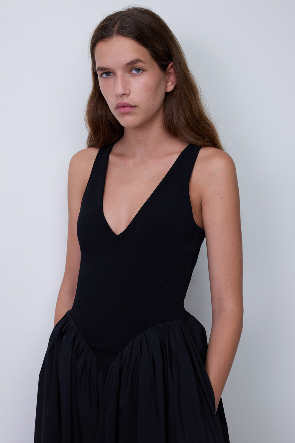 תמונת תקריב דוגמן של שמלת סירינדה