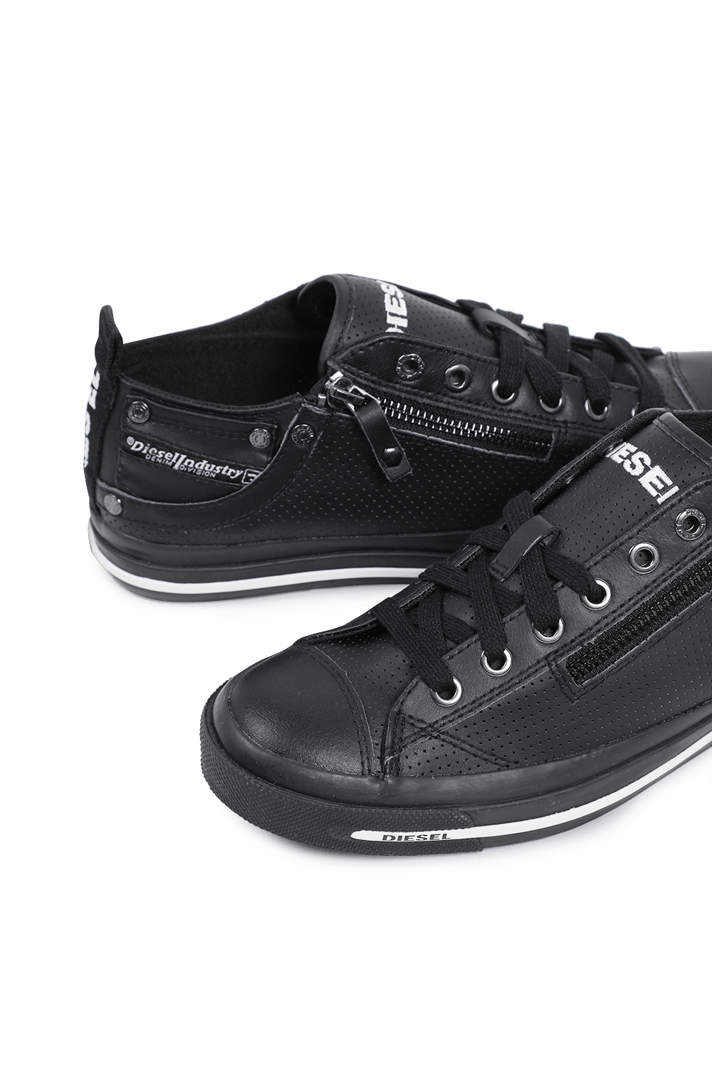 תמונת תקריב של Magnet Exposure Low Top Sneakers in Black