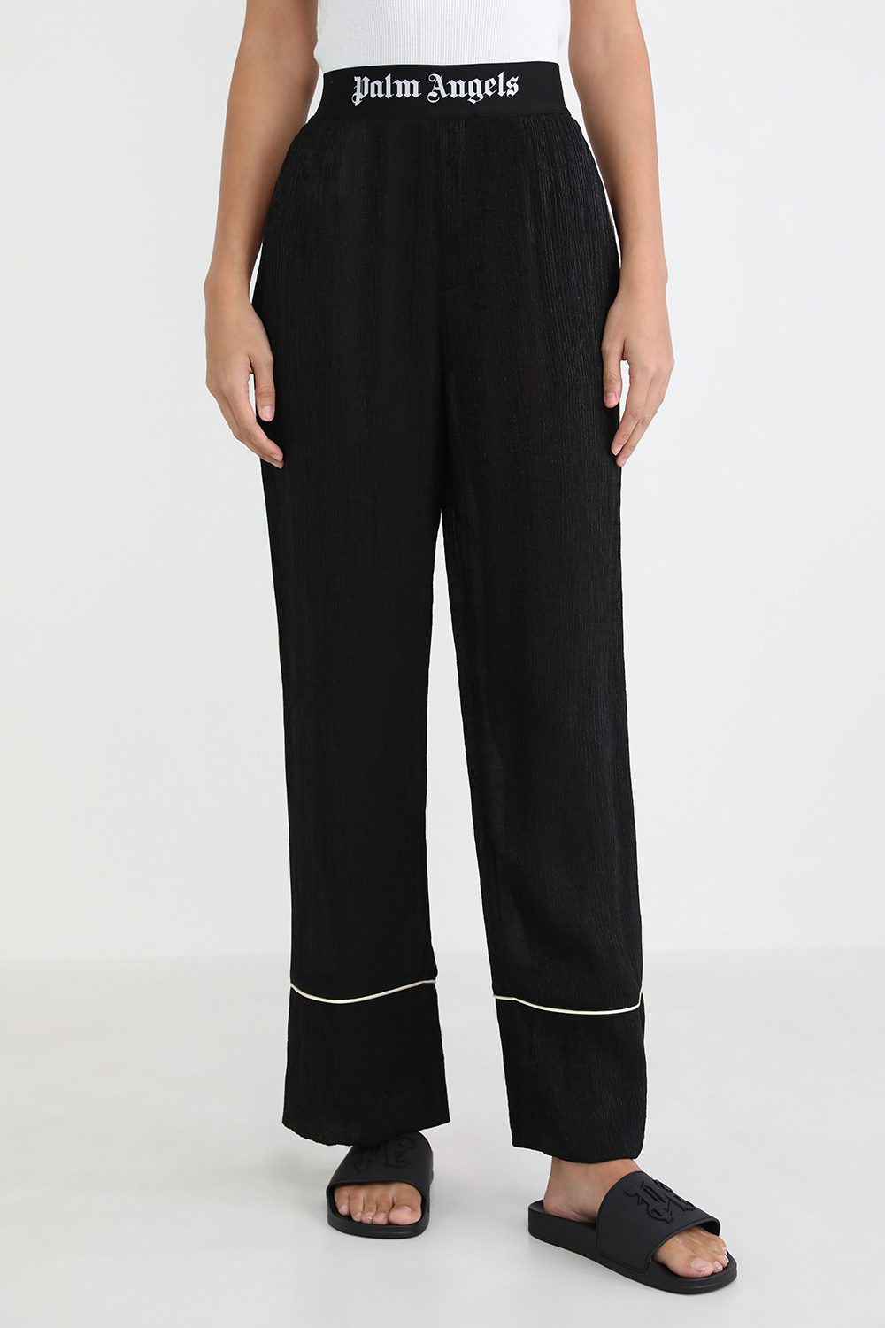 תמונת דוגמן קידמית של מכנסי פיג`מה עם לוגו