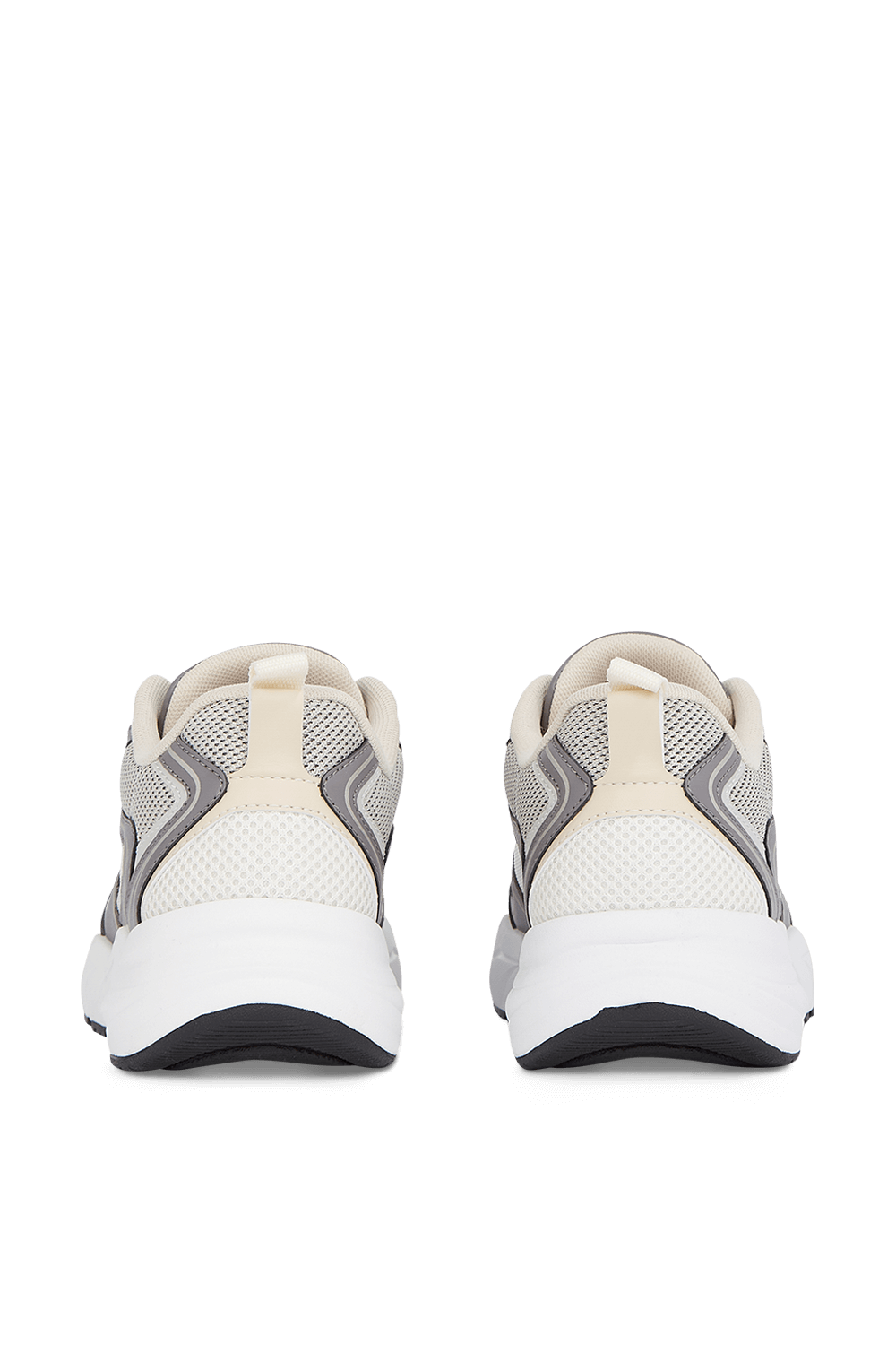 תמונת תקריב של נעלי סניקרס