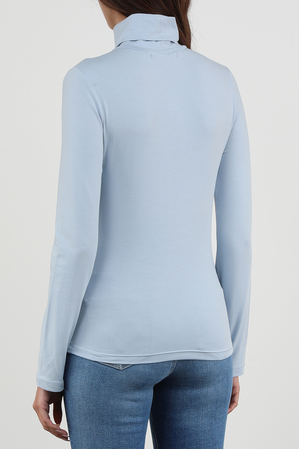 תמונת דוגמן אחורית של חולצת גולף ממותגת בתכלת
