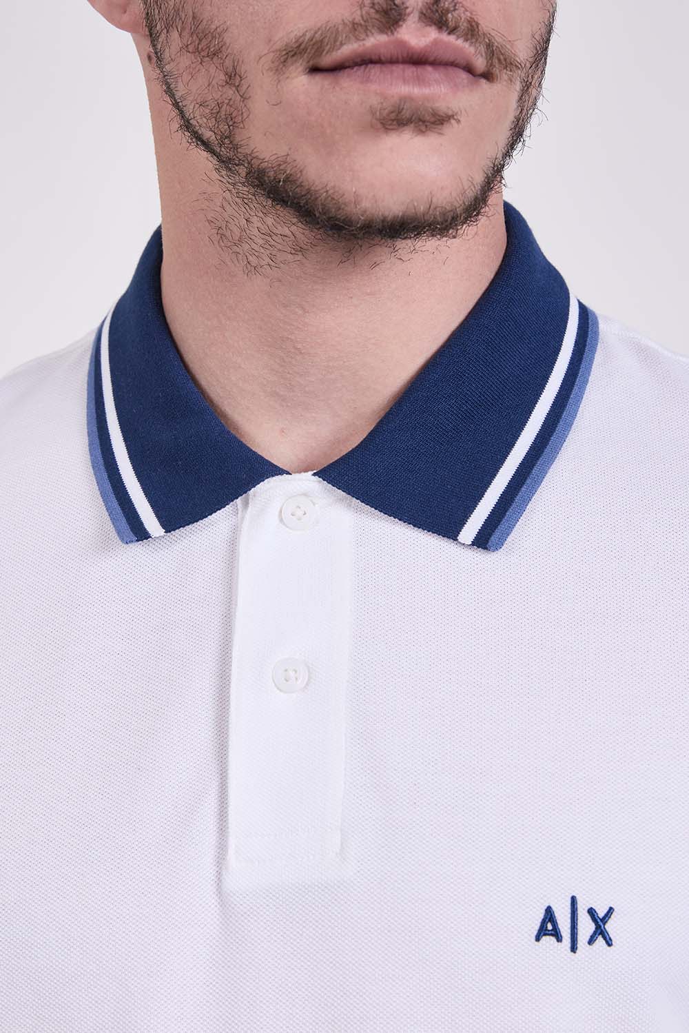 תמונת תקריב דוגמן של חולצת פולו