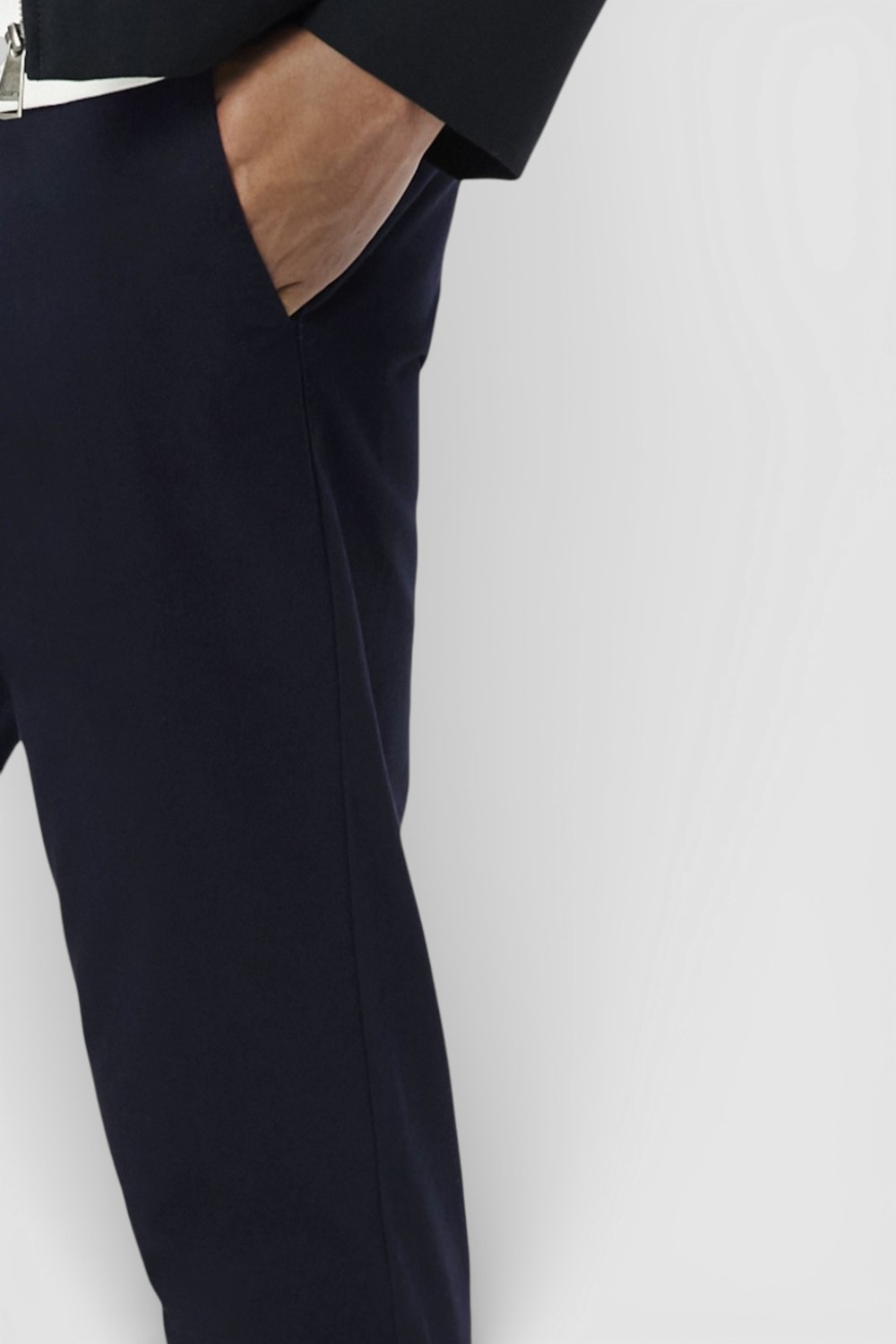 תמונת תקריב דוגמן של מכנסי צ&rsquo;ינו