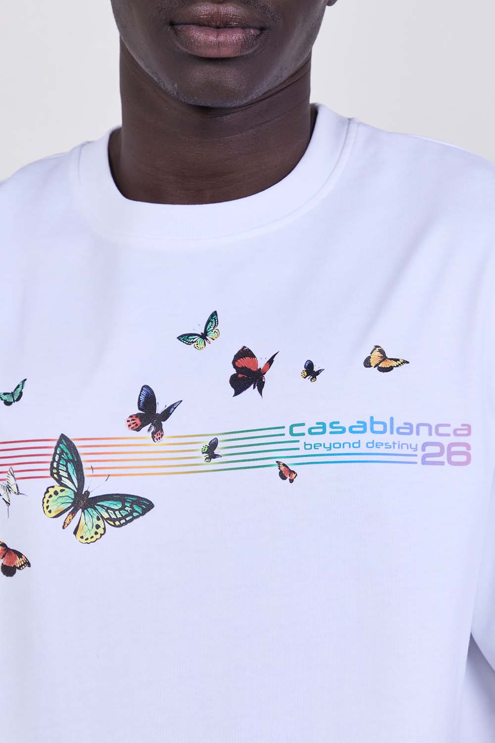 תמונת תקריב דוגמן של חולצת טי בגזרת אוברסייז