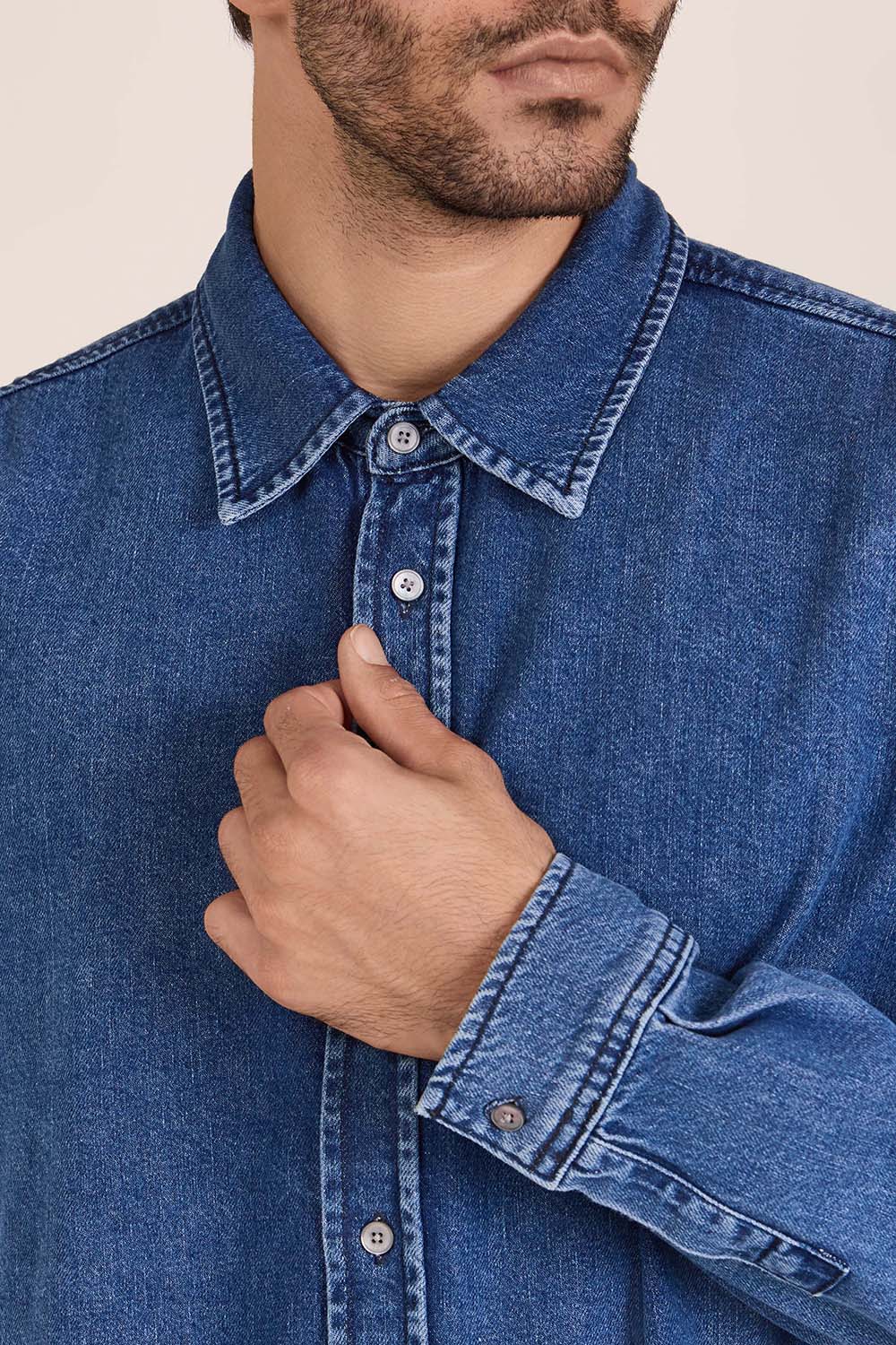 תמונת תקריב דוגמן של ז'קט ג'ינס משוחרר